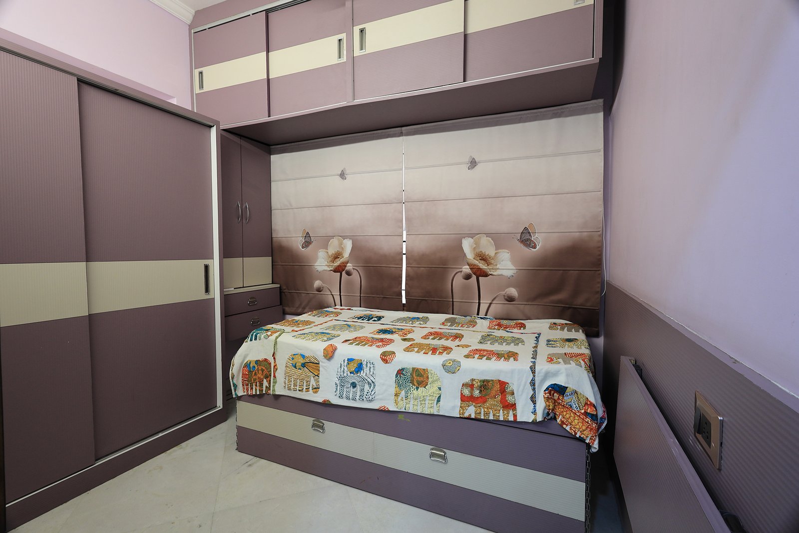 Study / flex room with wooden sliding-door cupboards and a daybed